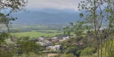 Lote en venta – Balcones de Guadalajara, Buga (Valle del Cauca)
Excelente oportunidad para construir la casa campestre de tus sueños. Lote de 992.68 m², ubicado en la parte más alta del proyecto, con una vista privilegiada y entorno natural incomparable. Disfruta de la tranquilidad, el aire puro y el confort que ofrece este exclusivo sector campestre de Buga. Ideal para vivir o invertir en una zona de alta proyección.