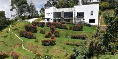 Casa súper bien ubicada en el alto de Las Palmas, muy moderna, para la venta y/o inversionista, rentando $ 14´300.000 hasta octubre del 2026.

Sus espacios son: 5 habitaciones, 6 baños, sala, comedor, cocina integral abierta con barra americana, Terrazas, zona de ropas amplia, piso en cerámica y madera laminada, vista panorámica, iluminación natural y espacios muy gentiles.

IMPORTANTE: El propietario recibe permuta.

Valor: $ 3.000 millones.
Administración: $ 875.000.
Renta Mensual: $ 14.300.000.
Permiso de PEAJITO para 2 carros por valor de $500 pesos, sujeto a verificación.

No dude en preguntar por esta bella casa que con gusto lo atenderé.