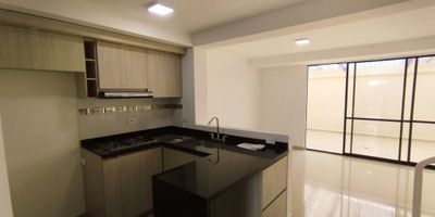 HERMOSA CASA, ubicada en JAMUNDI, CERCA del centro comercial ALFAGUARA, Con una extensión de 87 metros cuadrados, esta propiedad cuenta con 3 habitaciones, 3 baños, zona de patio cubierto y con iluminación natural, parqueadero para dos carros, ofreciendo un espacio ideal para el confort y la privacidad de toda su familia. Además, Su diseño arquitectónico es elegante, creando un ambiente agradable y acogedor. Vive la experiencia de lujo y distinción en cada rincón de esta impresionante casa con acabados modernos. ¡Bienvenido a tu nuevo negocio!