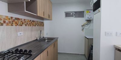 Apartamento en arriendo en Caldas, Sector primavera. En urbanización cerrada con portería 24 horas, juegos infantiles y salón social. Cercano a rutas de transporte y supermercados. Tiene buena vista y buena iluminación natural. Son 2 alcobas, sala comedor con ventanal, zona de ropas, cocina semi integral, ambas alcobas con closet, 1 baño privado en alcoba y 1 social. NO TIENE PARQUEADERO.
