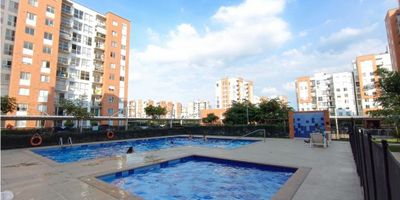 vendo magnífico apartamento ubicado en el corazón de la hermosa ciudad de Cali, en el departamento de Valle del Cauca. Este inmueble cuenta con una excelente ubicación con fácil acceso a vías principales y cercano a una gran variedad de servicios y comercios.

Con una superficie total de 61.08 M2, este apartamento ofrece un estilo moderno y funcional en su diseño, además de una distribución ideal que maximiza el aprovechamiento del espacio y la comodidad de sus habitantes. Este es el lugar perfecto para vivir en un ambiente tranquilo y seguro.

Este apartamento cuenta con 2 acogedoras alcobas que te ofrecen un lugar privado y confortable para descansar. Además, sus 2 baños te brindan la comodidad y privacidad que necesitas en tu día a día. Disfruta de una amplia y cómoda área de parqueo en tu propio garaje y no te preocupes por el espacio cuando recibas visitas gracias al parqueadero para visitantes.

En su interior, este inmueble cuenta con excelentes acabados y una distribución que te permite disfrutar al máximo de cada uno de sus espacios. Desde su amplio balcón podrás admirar la hermosa vista panorámica de la ciudad y disfrutar de agradables momentos al aire libre. Su baño auxiliar, biblioteca/estudio, clósets y cocina integral son solo algunas de las comodidades que ofrece para hacer de tu vida diaria una experiencia única y placentera.

Pero las características increíbles de este apartamento no terminan ahí, ya que también cuenta con un conjunto de comodidades al exterior que te harán sentir como si vivieras en un verdadero paraíso. Podrás acceder fácilmente al edificio a través de su moderno ascensor y sentirte tranquilo y seguro gracias al circuito cerrado de TV y la vigilancia en la zona. Además, podrás disfrutar de la hermosa piscina y del amplio salón comunal, perfectos para momentos de relajación y diversión con familiares y amigos.

En sus alrededores encontrarás numerosos colegios y universidades, así como tambié