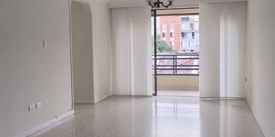 Se arrienda apartamento de 85 mts2 barrio El Refugio. Apto de sala comedor, cocina integral, patio de ropas. 4 habitaciones, dos baños, clósets, calentador, parqueadero en sótano. El conjunto residencial cuenta con piscina y zonas verdes.