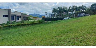 ¡Vive la exclusividad y la tranquilidad en Pereira, Cerritos, Malabar! 

¿Buscas invertir en un lugar con alta valorización y entorno natural? 
Te presentamos una oportunidad única: un lote campestre en el exclusivo condominio Malabar, uno de los sectores más prestigiosos y con mayor proyección de Pereira.

Características destacadas:
 Ubicación privilegiada en Cerritos, zona de alta valorización.
Condominio cerrado con vigilancia, vías pavimentadas y portería.
Entorno natural, aire puro y excelente vista.
Ideal para construir la casa campestre de tus sueños o para invertir con visión a futuro.

Invierte donde todos quieren vivir.
Malabar combina exclusividad, naturaleza y rentabilidad. ¡Una joya inmobiliaria en el corazón del Eje Cafetero!

Contáctanos hoy y descubre cómo este lote puede ser tu próxima gran inversión.

#Cerritos #Malabar #LoteCampestre #InversiónInteligente #UBIXAInmobiliaria #Pereira #AltaValorización

 
