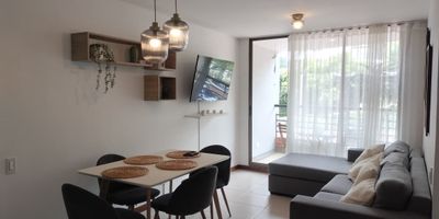 Apartamento AMOBLADO en arriendo en unidad cerrada cerca a vías principales, restaurantes, universidades, museos, hoteles, colegios, rutas de transporte público y servicios complementarios del sector. Piso en cerámica, sala comedor, 3 alcobas con closet y baño en la principal, baño social, cocina integral abierta, zona de ropas, balcón y parqueadero lineal cubierto. Conjunto cerrado con ascensores, piscina, gimnasio, salón social, parques infantiles, cancha de squash, zonas verdes, vigilancia y portería 24 horas y circuito cerrado de TV. Inmuebles sujetos a verificación de disponibilidad