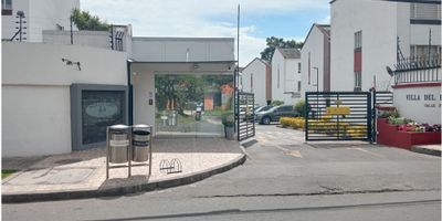 BAJO DE PRECIO NO DEJES PASAR ESTA OPORTUNIDAD¡¡

CODIGO : 9509FR711 Bienvenido a esta increíble casa en venta ubicada en el barrio Modelia en la hermosa ciudad de Bogotá,  a una cuadra de la avenida el dorado  , cercana a todo lo que necesitas para una vida cómoda y práctica.

Esta casa es una excelente opción para aquellos que buscan espacio y comodidad. Ofrece 3 habitaciones, 1 estudio  y 3 baños, asegurando suficiente espacio para toda la familia. Además, cuenta con un parqueadero privado para un vehículo.

También dispone de armarios empotrados en las habitaciones, permitiendo un almacenamiento organizado y práctico, cocina equipada , cuenta con una zona de lavandería para mayor comodidad separada de la cocina y un patio con domo corredizo.

Se encuentra en una urbanización cerrada con vigilancia y un total de 60 casas, lo que garantiza seguridad y privacidad. Además, puedes disfrutar de un área social y parques cercanos, ideal para salir a pasear con la familia. También cuenta con un circuito cerrado de tv y portería para mayor tranquilidad.

Otras comodidades incluyen parqueadero para visitantes, salón comunal para eventos y reuniones, shut de basura y tanques de agua. Además, la ubicación interior de la casa le da mayor privacidad y tranquilidad. También se encuentra en una zona comercial, con acceso a transporte público cercano.

En conclusión, esta hermosa casa en venta es una excelente oportunidad para aquellos que buscan comodidad, espacio, seguridad y una excelente ubicación en la ciudad de Bogotá D.C. ¡No pierdas la oportunidad de adquirir esta joya inmobiliaria y disfrutar de una vida de ensueño en una de las mejores ciudades de Colombia!
