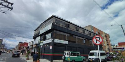 Se ofrece en arriendo local esquinero de 205 m², ubicado en un primer piso. Cuenta con instalación eléctrica trifásica, además de servicios de agua, luz y gas, lo que permite adaptarlo fácilmente a múltiples actividades, dispone de dos baños, Anteriormente ha funcionado exitosamente como taller mecánico y local comercial. Una excelente oportunidad para emprendedores o empresas que buscan un espacio con infraestructura sólida y adaptable. Vías de acceso avenida calle 161, avenida carrera 45, carrera séptima y autopista norte.
