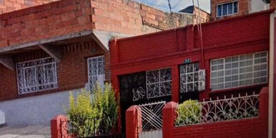 Casa con amplios espacios funcionales con posibilidad de adecuar o remodelar según tus necesidades, excelentes vías de acceso a 7 minutos portal 20 de julio rutas del sitp y futura estación de transmicable. 
Zonas comerciales por su desarrollo urbano espiritual y cultural, ideal para vivienda familiar e inversión. 
Contáctanos.