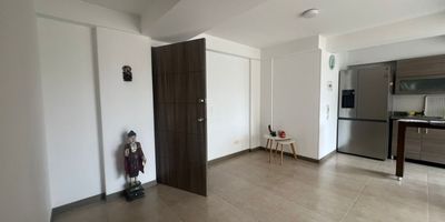 En arriendo hermoso inmueble ubicado en el sector de Corales, una zona residencial tranquila y de alta valorizacion. Situado en un primer piso, este apartamento se destaca por su excelente iluminacion natural y sus amplios espacios que brindan confort y funcionalidad. Hace parte de un conjunto cerrado que ofrece excelentes zonas comunes como cancha de tenis, piscina, gimnasio y espacios para el esparcimiento familiar. La habitacion principal es amplia y acogedora, perfecta para el descanso. Ademas, cuenta con parqueadero privado y facil acceso a vias principales, lo que garantiza comodidad y una excelente calidad de vida en uno de los sectores mas apetecidos de Pereira.