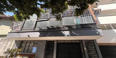 Acogedor apartaestudio en Calasanz parte baja, ubicado en edificio de cuatro pisos sin ascensor. Excelente ubicacion cerca al rompoy de Colombia, supermercados, transporte y comercio. Ideal para quienes buscan comodidad y facil acceso. Espacios bien distribuidos, ambiente tranquilo y residencial. Oportunidad para vivir! Que esperas para contactarnos? 