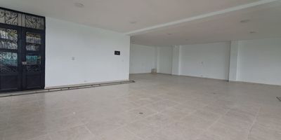 Buscas local en Pereira? Tenemos este local comercial esquinero en arriendo ubicado en Corales, en una zona de alto desarrollo y proyeccion comercial. Su estrategica ubicacion, a pocos metros del parque de Corales, garantiza excelente visibilidad y alto flujo peatonal y vehicular. Ideal para negocios que buscan posicionarse en un sector en crecimiento. Cuenta con amplias vitrinas, buena iluminacion natural y facil acceso desde vias principales. Oportunidad perfecta para emprendedores o empresas que desean establecerse en una zona dinamica y con gran potencial. No esperes mas comunicate con nosotros.