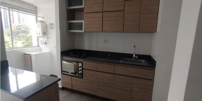 Arriendo hermoso apartamento en sabaneta a 3 cuadras del hospital venacio Díaz  con aproximadamente 82mts2 , 3 habitaciones, 2 baños, sala comedor, cocina integral, balcón, parqueadero doble lineal ,cuarto útil , piscina de adulto y de niños, salón social, parqueadero de visitante, unidad cerrada con portería las 24 horas, para mayor información contáctame. 
Asesora Yenny López CEL 3245627227
COD WSI 9509807
