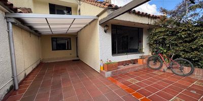 Vendemos hermosa casa en Cedritos de 157 m2, tiene dos pisos, cuenta con 5 habitaciones, 1 estudio, sala comedor, sala de TV, cocina integral a gas, 2 parqueaderos, cuarto de servicio.

La casa está ubicada en una de las zonas más residenciales y valoradas del norte de Bogotá. Su entorno ofrece excelente conectividad gracias a vías como la Autopista Norte y la Carrera 7, av carrera 19, calle 147 y calle 151, que facilitan el acceso a diferentes puntos de la ciudad. Muy cerca se encuentran centros comerciales como Cedritos 151, además de supermercados como Carulla y Éxito, que brindan comodidad en las compras diarias. En el sector también se destacan la Universidad El Bosque, varias instituciones educativas, iglesias y una variada oferta gastronómica y de comercio local. Todo esto convierte a esta ubicación en una opción atractiva y estratégica para vivir en Usaquén.