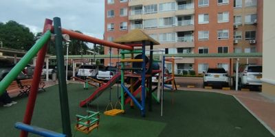 Vendo Apto 
Cuidad jardín (área 90m2)
Piso 12
Sala comedor 
Cocina integral Remodelada
3 habitaciones 
2 baños
2 PARQUEADEROS SÓTANO 
1 estudio 
Piscina ????????‍♂️, Gym ????????, canchas de fútbol ⚽ sauna y turco
Administración $ 404.000
Estrato 6

Valor $ 495.000.000
Negociables. INFORMES: VIVIANA MONTAÑO 3117039168