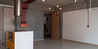 Descubre la elegancia y comodidad en este exclusivo apartamento de 2 habitaciones y 2 baños. Con 85 metros cuadrados de espacio bien distribuido, cada rincón ha sido diseñado para brindarte confort y estilo. Además, cuenta con 2 parqueaderos para tu conveniencia. Ubicado en una zona privilegiada, este hogar es ideal para quienes buscan calidad de vida. ¡No pierdas la oportunidad de vivir en este lugar único!
