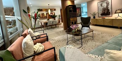 Apartamento en  con excelentes zonas sociales 
 Piscina |  Gimnasio |  Turco  I  Sendero peatonal |  Zonas infantiles y Seguridad 24/7.
El apto es iluminado, cómodo, amplio,  ubicado en primer piso, cuenta con una terraza de uso exclusivo,  3 habitaciones (la principal con Vestier y baño), y 4 baños ( social u el de las habitaciones auxiliares), su cocina es amplia,  integral, con acabados modernos.  Agenda tu cita.