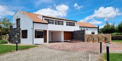 1682 Expectacular casa quinta en Quintas de Serrezuela Mosquera. Casa ubicada en el condominio más exclusivo  del sector. Facil acceso vehícular, a contados minutos de bancos, restaurantes  y comercio en en general. La propiedad cuenta con un lote de 3270 m2 y una casa de 450 m2, con excelente iluminación y muy buena ubicación dentro del condominio. La casa consta de cinco alcobas, cinco baños, con facilidad de 3 a 5 parqueaderos, también cuenta con oficina, excelente distribución. 