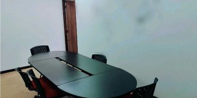 RAIZ CUADRADA INMOBILIARIA ARRIENDA OFICINA CON EXCELENTE UBICACION Excelente oportunidad de alquiler de oficina en una de las zonas más estratégicas de la ciudad, ubicada en Turin, cerca al palacio de justicia, a la fiscalía, este inmueble cuenta con un área total de 50 metros cuadrados, ideal para aquellos que buscan un espacio acogedor y funcional. Con una ubicación privilegiada, el valor de arrendamiento incluye la administración y el servicio del agua.

La oficina cuenta con una distribución perfecta que aprovecha al máximo cada metro cuadrado, con una amplia área privada de 50 metros cuadrados que permite una mayor comodidad y privacidad para reuniones y trabajo, cuenta con dos oficinas independientes y una sala de juntas, ideales para equipos de trabajo o para aquellos que deseen tener un espacio personal en la oficina.

Su moderno y elegante diseño, cuenta con acabados de alta calidad y  puede ser alquilada  completamente amoblada o sin amoblamiento lo que la convierte en una excelente opción para aquellas empresas que buscan un lugar listo para empezar a trabajar de inmediato. Además, cuenta con características internas como baño auxiliar, cocineta,  amoblado (opcional), citófono/intercomunicador, que brindan mayor comodidad y funcionalidad para el día a día en la oficina.

Entre las características externas del edificio se destacan su ascensor, centros médicos cercanos, parqueadero para visitantes, portería/recepción y vigilancia las 24 horas, lo que garantiza la seguridad y tranquilidad de tus empleados y clientes. Además, cuenta con un amplio espacio de parqueadero para facilitar el acceso de tus visitantes y colaboradores.

No pierdas la oportunidad de brindarle a tu negocio una ubicación estratégica y un espacio moderno y funcional. ¡Contáctanos para agendar una visita y conocer más detalles sobre esta increíble oficina para alquiler en Turin! ¡Te esperamos!