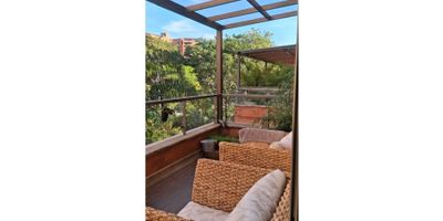 En una de las zonas más deseadas de Medellín, Antioquia, se encuentra este impecable apartamento en venta, con una ubicación privilegiada y una vista panorámica que sin duda te enamorará. Con un área de terreno, construida y privada de 92 M2 cada una, este inmueble destaca por sus amplios y bien distribuidos espacios.

Al entrar al apartamento, te recibirá una moderna cocina integral con diseño en barra estilo americano, completamente equipada con nevera, horno microondas y lavavajillas. Además, cuenta con una despensa y un calentador para mayor comodidad. También podrás disfrutar de la vista desde el balcón mientras degustas una deliciosa comida preparada en tu cocina.

Este apartamento cuenta con 2 cómodas alcobas, cada una con su respectivo baño en-suite para mayor privacidad. Ambas habitaciones cuentan con amplios armarios empotrados para un óptimo almacenamiento de tus pertenencias. El baño auxiliar y la zona de lavandería también están disponibles para tu mayor comodidad.

Si eres amante de los animales, este es el lugar perfecto para ti, ya que este apartamento permite la presencia de mascotas. Además, cuenta con doble ventana para mantener el ruido exterior fuera de tu hogar, brindando un ambiente de tranquilidad y descanso.

Este inmueble cuenta con 2 plazas de garaje para tus vehículos y un depósito para almacenar tus pertenencias en caso de requerirlo. La urbanización cerrada cuenta con ascensor, portería y vigilancia las 24 horas, para tu mayor seguridad y privacidad.

Su ubicación estratégica te permitirá estar cerca de zonas urbanas, con acceso pavimentado, y de una gran variedad de centros comerciales, restaurantes, tiendas de barrio y el transporte público a tu disposición. También podrás disfrutar de los parques cercanos y la naturaleza que ofrece Medellín, con hermosas zonas verdes y deportivas.

No dejes pasar esta oportunidad de vivir en un lugar tranquilo con hermosas vistas a la montaña, rodeado de naturaleza y 