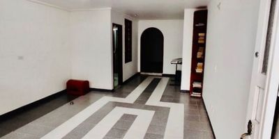 Un hogar con propósito y grandes posibilidades

En el corazón de Fontibón Versalles, se encuentra esta propiedad que combina amplitud, comodidad y una ubicación estratégica en Bogotá. Con una superficie de 102 m², remodelada y de un solo nivel, ofrece un ambiente acogedor y funcional que invita a disfrutar cada rincón.

Es el lugar perfecto para quienes buscan un hogar donde la vida fluya con comodidad, o para quienes desean invertir con visión, ya que su distribución permite dividir el espacio en un apartamento de dos habitaciones y un apartaestudio independiente, ideal para generar renta.

Aquí cada detalle refleja cuidado y calidez, en un entorno residencial tranquilo y bien conectado con lo que la ciudad ofrece.

Una excelente oportunidad para vivir, crecer o invertir con inteligencia.
Agenda tu visita y descubre todo lo que este hogar tiene para ofrecerte.

T1.
