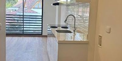 Apartaestudio de un solo ambiente, ubicado en el sector de Cedritos, cuenta con espacio de cocina con estufa eléctrica, cortina blackout, baño con calentador eléctrico y piso laminado. Muy bien ubicado, cerca de Av. Carrera 19, autop. Norte, calle 140 y calle 145. Sector comercial con supermercados, restaurantes, centros comerciales y acceso a transporte público.