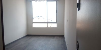 Apartamento excelente iluminacion, vista exterior, en piso 6, acceso por escaleras, ubicado en el sector de GRAN GRANADA, en la localidad de Engativa, te permite disfrutar de espacios comodos, cuenta con una excelente ventilacion, tiene un area de 48 metros cuadrados, 3 alcobas, 3 closets, 2 banos con divisiones de ducha, 1 sala comedor, cocina integral , zona de ropas, piso laminado. Parqueadero comunal. Esta cerca de todo lo que necesitas, supermercado exito y Oxxo, estaciones de servicio y SITP, banco de Bogota y Bancolombia, centro comercial portal 80. Esta cerca de avenidas principales, calle 80 y carrera 104. 