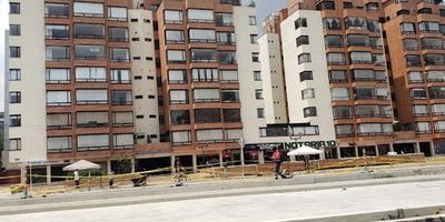 EXCELENTE APARTAMENTO REMODELADO. DOS ALCOBAS Y ESTUDIO AMPLIO, SALA-COMEDOR. 2 BANOS. COCINA CERRADA, CALENTADOR DE PASO Y ESTUFA A GAS. LAVANDERIA INDEPENDIENTE, ALCOBA DE SERVICIO Y BANO. DOS ASCENSORES. UN GARAJE CUBIERTO INDEPENDIENTE. EDIFICIO RIVOLI EN LA CALLE 100 CON CARRERA 11, ESQUINA. VER VIDEO