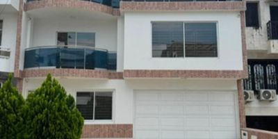 Oportunidad vendo casa barrio Ingenio
$1290 millones

Área de lote 250 m² 
Tres niveles 

Primer piso: 
Sala comedor cocina integral piscina turco bar garaje una habitación para dos carros  eléctricos
Piscina, turco ,bar aires acondicionados 

Total 7 alcobas

Segundo piso:
Cuatro habitaciones principal con baño Vestier 
Baños social terraza gimnasio 

Tercer piso 
Dos habitaciones Terraza son oficios

Full acabados