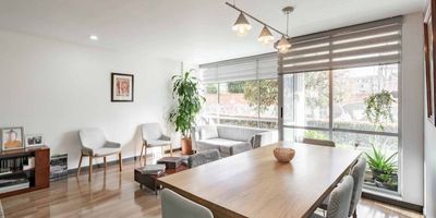 Encantador apartamento  ideal para quienes buscan una vida cómoda y rodeada de naturaleza. Al ser un primer piso interior, ofrece privacidad mientras disfrutas de una espectacular vista a los cerros y la ciudad, bañada por el sol de la mañana. Cuenta con un estudio perfecto para trabajar desde casa, una cocina integral para inspirarte a preparar deliciosos platos y un acogedor balcón para relajarte al final del día.

Sus áreas verdes te invitan a disfrutar momentos de esparcimiento al aire libre, mientras que la seguridad 24 horas te brinda tranquilidad. Con un multifuncional cuarto de servicio y un área de lavandería, cada detalle está pensado para tu comodidad. Además, el edificio cuenta con ascensores, salón comunal y acceso para discapacitados, asegurando un entorno inclusivo y completo.

No pierdas esta oportunidad de vivir en uno de los sectores más atractivos de Bogotá. Pide tu visita ya y descubre todo lo que este apartamento tiene para ofrecerte.