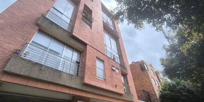 Penthouse 70 M2 duplex UNA habitación San Patricio ,Acceso a zonas comerciales y transporte. Primer nivel amplio ventanal con chimenea y área social, baño social con depósito, cocina integral mesón ,sala comedor, lavandería área lavadora-secadora,calentador de paso,estufa de gas , piso laminado. Segundo Piso; Amplisima alcoba /baño privado y amplio closet. Ventana piso techo total , iluminado. Recepción-vigilancia 24 horas,2 Depósitos ,2 garajes , parqueo visitantes, ascensor.   Valor Incluye administración .