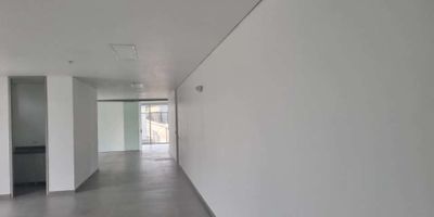 COD: 1484958 

OFICINA EN VENTA/ARRIENDO EN CALDAS

ÁREA: 187 mts2.                   NIVEL: 5.

Esta oficina, ubicada en la Zona Franca Zofiva en Caldas, Medellín, ofrece un espacio moderno y funcional para empresas que buscan un entorno estratégico y conveniente para sus operaciones. Tanto disponible para venta como para arriendo, esta oficina ofrece flexibilidad para adaptarse a las necesidades comerciales.

**Características Principales:**

- Precio de Venta: $1.300.000.000

- Área: 187 m2

- Estrato: 5

- Administración: $255.000

**Detalles Específicos:**

- 2 Baños

- Piso 5 con ascensor con capacidad de 750 kg

**Disponibilidad y Costos:**

- Venta: La oficina está disponible para venta a un precio de $1.300.000.000.

- Arriendo: Para el arriendo, el valor es de $10.500.000 más IVA más administración.

**Ubicación Estratégica:**

- Ubicada en la Zona Franca Zofiva en Caldas, esta oficina ofrece todos los beneficios asociados con este régimen, lo que la hace especialmente atractiva para empresas que buscan optimizar sus operaciones comerciales.

- Su ubicación en la vía Primavera garantiza una conectividad conveniente con otras áreas comerciales y residenciales de la ciudad.

Esta oficina en la Zona Franca Zofiva en Caldas ofrece un espacio profesional y conveniente para empresas que buscan un entorno estratégico para sus operaciones comerciales. Con su ubicación privilegiada y sus características modernas, representa una oportunidad única en el mercado inmobiliario de Medellín.

¡¡CONTÁCTANOS!!