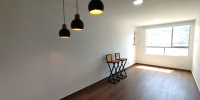 Apartamento de 35 Mts, excelente iluminación natural, persianas, blackout, sala comedor, cocina integral con estufa eléctrica, zona de lavandería con calentador eléctrico, alcoba con closet y baño de alcoba. El conjunto cuenta con ascensor, CCTV, vigilancia 24/7, zona de lavandería comunal, zona de mascotas, BBQ, GYM y salón social. Ubicado sobre la Carrera Octava, a pocas cuadras de la Ciento Setenta, Carrera Séptima, Carrera Novena, Colegio Anglo Americano, Universidad de San Buenaventura y zona residencial.