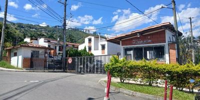 Casa amplia en unidad cerrada, en Copacabana, sector tranquilo y familiar, zonas verdes, piscina, juegos para niños, la unidad cuenta con parqueadero común, excelente ubicacion.