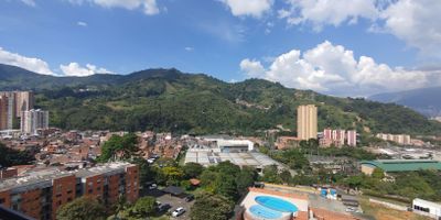 Se arrienda comodo apartamento en el sector de Ditaires, Itagui. Esta propiedad destaca por su distribucion funcional, amplios espacios y excelente iluminacion natural, lo que brinda un ambiente acogedor y confortable para sus residentes. Cuenta con 2 habitaciones, 2 banos, 2 closets, sala-comedor, cocina integral y zona de ropas. El edificio ofrece completas zonas comunes para disfrutar en familia, tales como gimnasio, juegos infantiles, piscina, salon social, zonas verdes y porteria las 24 horas. Esta ubicado cerca de las Torres de Barcelona y el Coliseo de Ditaires, con facil acceso al transporte publico y a las vias principales.