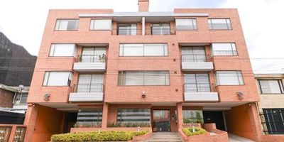 Espectacular aparta estudio en el barrio Los Andes en el piso 4 con vista interior, sobre la Carrera 63 a tres calles de la Avenida Calle 100 y de la Avenida Suba, a cinco minutos de la estación de Transmilenio Suba Calle 100, a pocas calle del Liceo Fortaleza y a cinco minutos del Centro Comercial Iserra Cien, donde encontrará zona de comidas como OXXO, Subway, KFC, almacenes de ropa como Totto, Arturo Calle  y entidades bancarias como Davivienda y Bancolombia. El apartamento cuenta con un área de 38 metros, una alcoba con closet, un baño, cocina abierta integral, zona de lavandería independiente garaje y deposito. Cualquier información adicional contáctenos al correo electrónico miguel.moyainmobiliariabogota.com o al teléfono 3143659477. El equipo de Inmobiliaria Bogotá está comprometido a brindar una experiencia de vida excepcional para nuestros clientes desde el momento en que se unen a nuestra comunidad.