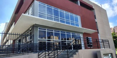 Apartamento en venta en Alameda del Río, Conjunto Esmeralda – Barranquilla

Vive la comodidad y el estilo que buscas en uno de los sectores de mayor valorización de Barranquilla: Alameda del Río.

 Este moderno apartamento de 64 m² en el Conjunto Esmeralda combina funcionalidad y confort. Dispone de 3 habitaciones, 2 baños, sala-comedor, cocina integral, zona de labores y un balcón con excelente vista en un piso 11, ideal para disfrutar de la tranquilidad del occidente de la ciudad.

El conjunto ofrece amenidades diseñadas para el bienestar de toda la familia: piscina, gimnasio, salón social, zona BBQ, parque infantil y zonas húmedas, todo dentro de un entorno cerrado, seguro y moderno. Perfecto para quienes buscan una vida cómoda, independiente y con fácil acceso a vías principales, centros comerciales y servicios.

Valor de venta: $380.000.000
Incluye 1 parqueadero privado.
Si eres cliente independiente, esta es tu oportunidad para adquirir vivienda con excelente proyección y calidad de vida.
Contáctanos hoy y agenda tu visita para conocer tu nuevo hogar en Esmeralda, Alameda del Río.
