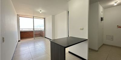 Se renta apartamento en Sabaneta sector La Holanda, tiene un área de 56 mts y consta de 2 habitaciones, 2 baños, espacio para escritorio pequeño, sala-comedor, balcón, cocina integral, zona de ropas y parqueadero privado y cuarto útil.

Ubicado en unidad cerrada con portería y vigilancia 24 horas, piscina adultos y niños, zonas verdes, zona de juegos, parque infantil, cancha, salón social, gimnasio, fácil acceso y buen transporte público cercano.
