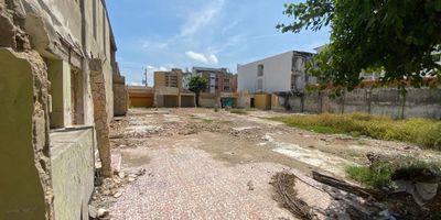 ¡Oportunidad de inversión en una de las zonas más exclusivas de la ciudad! Te ofrecemos tres lotes unidos con un área total de 1550 m², ideal para tu próximo proyecto tanto comercial como residencial.
Este terreno cuenta con todos los servicios públicos esenciales: acueducto, gas natural, energía eléctrica y recolección de basuras. Además, ofrece la posibilidad de construir entre 5 y 12 pisos, en una ubicación privilegiada con excelentes vías de acceso.
La zona está rodeada de hoteles, bancos, colegios, supermercados y una amplia oferta comercial, lo que la convierte en una inversión estratégica.
Agenda tu cita y da el primer paso hacia el éxito.