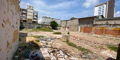 No dejes pasar esta oportunidad para invertir en una de las mejores zonas de la ciudad.
Descubre este lote de 526 m² con uso comercial y residencial, ideal para tu próximo proyecto. Aprovecha la posibilidad de construir entre 5 y 12 pisos en una ubicación privilegiada en la ciudad.
Cuenta con servicios públicos completos: acueducto, gas natural, energía eléctrica y recolección de basuras. Estrato 4.
Excelente ubicación: cercanía a hoteles, bancos, colegios, supermercados y una amplia oferta comercial.
Óptimas vías de acceso que facilitan la conectividad.
 ¡Agenda tu cita hoy mismo!