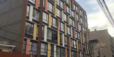 Apartaestudio en arriendo tipo Loft, 21 m2, piso 6, ubicado en el barrio Chapinero Central, cerca de avenidas principales y acceso a transporte publico, espacio abierto con cama doble abatible y closet, cocina electrica de inducción, un baño, zona de lavandería. El edificio cuenta con vigilancia 24/7. El apartamento cuenta con cortinas y calentador. Cod: 2901