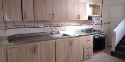 Apartamento de 2 niveles ubicado en el piso 3, área 117.5mtr2, estrato 4, NO tiene ascensor.
Primer nivel: sala, comedor, 2 alcobas amplias, cada una con closet, cocina con campanilla y horno, cuarto útil, bodega, 1 baño. 
Segundo nivel: terraza, zona húmeda, 2 alcobas pequeñas, cuarto útil, 1 baño. 
Excelente ubicación, diagonal al Edificio Fenalco, a una cuadra de la Universidad Cooperativa de Colombia.