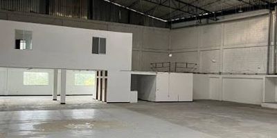 Bodega disponible para arriendo ubicada en Guarne-Antioquia sobre toda la autopista. Tiene un área de 1.416m2, distribuidos en área primer piso 862m2, área oficinas 102m2 y un sótano de 452m2, cuenta con 12 metros de altura, amplios baños con duchas, cocineta,  piso reforzado en concreto resistente 2tonm2, puerta camión, portería y vigilancia las 24 horas, de fácil acceso al transporte público, energía trifásica 30kva. ptar, excelente oportunidad para el crecimiento y desarrollo de tu empresa o marca.