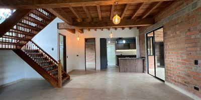 Casa en venta en sector tranquilo, campestre, de poco flujo vehicular, con acceso a múltiples servicios complementarios del sector. 2 niveles, área de lote de 1.544 M2, piso madera, sala y comedor independiente, 4 alcobas con closet y baño en la principal, baño social, para un total de 3 baños, jacuzzi, jardín, cocina integral abierta tipo americano, alcoba y baño de servicio, zona de ropas, balcón, terraza, útil y parqueaderos independientes descubiertos. Conjunto cerrado con zonas verdes, vigilancia y portería 24 horas, citófono y circuito cerrado de TV. ,inmuebles sujetos a verificacion de disponibilidad