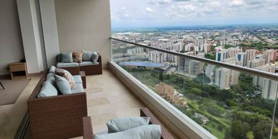 Vive en el piso 10 del exclusivo Edificio Sky en Menga, norte de Cali. Apartamento de 176 m², totalmente amoblado, con 3 habitaciones, cada una con baño, aire acondicionado y ventilador de techo; la principal con vestier. Hall de TV con sofá cama, amplia sala comedor, cocina tipo americano totalmente equipada, zona de oficios, cuarto y baño de servicio. Disfruta un gran balcón con vista panorámica a la ciudad y a los cerros. Cuenta con 3 parqueaderos y depósito en sótano. El edificio ofrece piscinas, gimnasio, zona BBQ, coworking, salón social, parqueadero de visitantes y vigilancia 24/7. Canon con administración y servicios de TV e internet incluidos. Ideal para quienes buscan confort, ubicación y una vista que inspira cada día. Contácteme, será un placer atenderle.