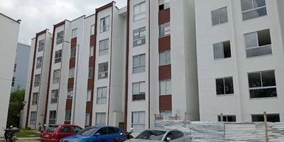 Apartamento en Venta  Sector Lago de La Pradera. Disfruta de la comodidad y la ubicación privilegiada que mereces. Este hermoso apartamento, ubicado en un edificio de 5 pisos sin ascensor, te ofrece Excelentes acabados. Cocina integral moderna. Calentador y gas domiciliario. Baños con división en vidrio templado. Zona de alta valorización. Fácil acceso a transporte público. A pocos pasos del Lago de La Pradera. Una excelente inversión para vivir o rentar. ¡No dejes pasar esta oportunidad! Contáctanos ahora para más información y agenda tu visita.