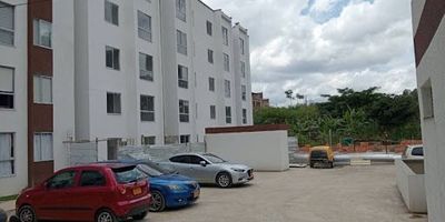 Apartamento en Venta  Sector Lago de La Pradera. Disfruta de la comodidad y la ubicación privilegiada que mereces. Este hermoso apartamento, ubicado en un edificio de 5 pisos sin ascensor, te ofrece Excelentes acabados. Cocina integral moderna. Calentador y gas domiciliario. Baños con división en vidrio templado. Zona de alta valorización. Fácil acceso a transporte público. A pocos pasos del Lago de La Pradera. Una excelente inversión para vivir o rentar. ¡No dejes pasar esta oportunidad! Contáctanos ahora para más información y agenda tu visita.