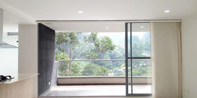 Apartamento en arriendo en unidad cerrada ubicado sobre la intermedia y con fácil acceso también desde el Esmeraldal. Vía principal con rutas de transporte publico y un gran desarrollo urbanístico. Piso en porcelanato, sala comedor, 4 alcobas con baño en la principal, cocina integral abierta tipo americano, balcon y parqueadero cubierto. Piscina, gym, salon social, sauna, parque infantil, cancha de squash, zonas verdes, vigilancia 24 horas, citofonia y circuito cerrado de tv.   *Inmuebles sujetos a verificación de disponibilidad.*
