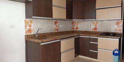 Casa con buenos espacios y acabados, muy iluminada y ventilada. Cuenta con 5 habitaciones, 3 baños completos, 3 patios, cocina integral, sala comedor y garaje, buenas rutas de transporte y vías de acceso. Gracias por su interés en uno de nuestros inmuebles, RASKCIELOS Tiene para usted más ofertas inmobiliarias, contáctenos a través de nuestro PBX que aparece al inicio de nuestra publicación, uno de nuestros asesores le atenderá y acompañará en su búsqueda.