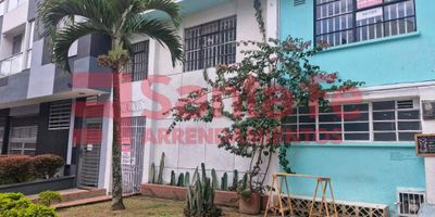 LA PROPIEDAD CUENTA CON RED DE GAS, SALA COMEDOR, 4 CLOSET, HALL, COCINA INTEGRAL MIXTA, PISO EN BALDOSA, BAÑO CABINADO EN VIDRIO TEMPLADO, ESPEJO, GABINETE, ILUMINACIÓN LED.
INMUEBLE SUJETO A VERIFICACIÓN DE DISPONIBILIDAD.