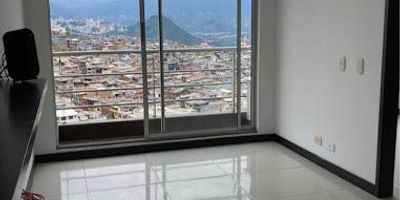 Venta apartamento en Centenario, ubicado en el décimo piso con ascensor. Este inmueble se destaca por su excelente ubicación, vista panorámica e iluminación natural. Consta de 1 alcoba con clóset, 1 baño, balcón con acceso desde la salacomedor, cocina integral con barra americana con gas natural, zona de ropas independiente, calentador a gas y parqueadero cubierto. El conjunto cuenta con salón social y portería las 24 horas, valor de administración $200.000. Cerca al transporte publico, droguerías, supermercados, restaurantes, parques y a pocos minutos del centro de la ciudad y del barrio Chipre en donde podrás disfrutar de gran variedad gastronómica y hermosos atardeceres. Para mayor información nos puedes contactar vía telefónica o vía WhatsApp al 3148014286.