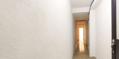 ¡Tu nuevo hogar te espera en el sector de Floresta Metropolitana! Apartamento interno, cuenta con un área de 70 mts aproximadas, este acogedor apartamento es ideal para ti. Cuenta con un espacio de sala comedor para compartir momentos especiales, dos cómodas alcobas, y una práctica cocina semi integral. Además, dispone de un baño, lavamanos y una zona de ropas independiente. Su piso en cerámica le da un toque moderno y es fácil de mantener.  Acueducto y red de gas incluidas en el canon de arrendamiento hasta separar contadores.